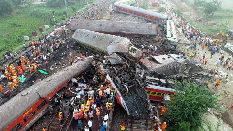 En Inde lhorreur après la collision de trois trains qui a fait au