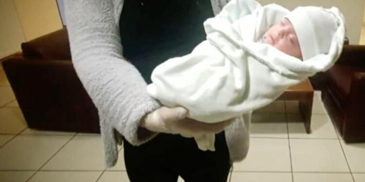 اقتحام عدد من الجماهير المغربية ارض الملعب في مقابلة اسفي ضدّ اتحاد العاصمة الجزائري