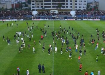 اقتحام عدد من الجماهير المغربية ارض الملعب في مقابلة اسفي ضدّ اتحاد العاصمة الجزائري