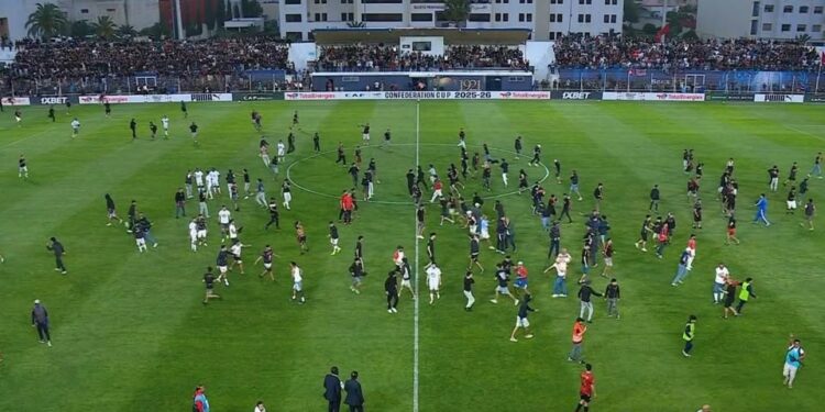 اقتحام عدد من الجماهير المغربية ارض الملعب في مقابلة اسفي ضدّ اتحاد العاصمة الجزائري