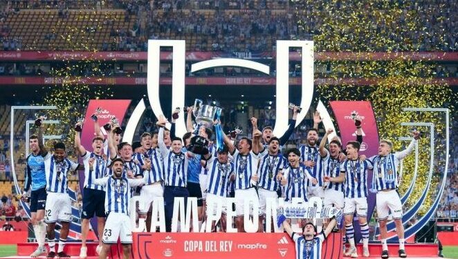 اقتحام عدد من الجماهير المغربية ارض الملعب في مقابلة اسفي ضدّ اتحاد العاصمة الجزائري