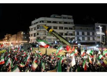 إيران تستعرض صاروخ “خرمشهر 4” وسط حشود المتظاهرين