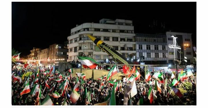 إيران تستعرض صاروخ “خرمشهر 4” وسط حشود المتظاهرين