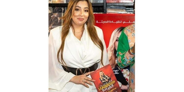 في معرض تونس الدولي للكتاب  : الكاتبة حبيبة الدر يدي تمضي كتابها الثاني بالنسختين العربية والإنقليزية