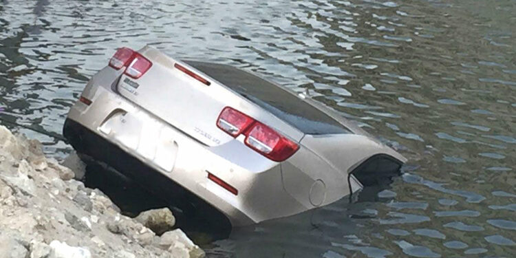 غرق شخص ونجاة  آخرين في حادث انزلاق سيارة في قنال مياه الشمال