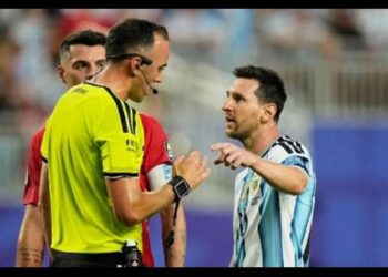 ميسي يوبخ الحكم..كما لم يفعل أي لاعب