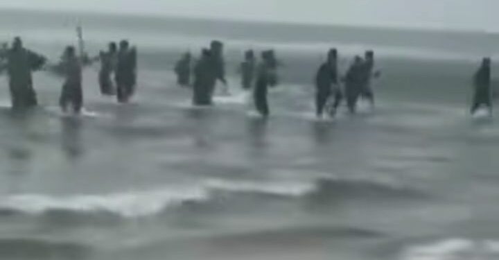 أثار تداول مقاطع فيديو، السبت، لظاهرة وصول دفعات من المهاجرين الجزائريين غير النظاميين إلى إسبانيا، جدلاً واسعاً على منصات التواصل الاجتماعي. وانصب النقاش تحديداً حول الاستخدام المتزايد للقوارب فائقة السرعة من نوع «فانتوم»، وهي نوعية متطورة تضاهي الآليات التي تعتمدها أجهزة الأمن وخفر السواحل في عملياتها.