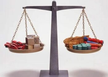 سجلت المبادلات التجارية التونسية مع الخارج بالأسعار الجارية، خلال السداسي الأول من سنة 2026، ارتفاعا في كل من الصادرات والواردات مقارنة بالفترة نفسها من سنة 2025، بالتزامن مع تواصل العجز التجاري وتراجع نسبة تغطية الصادرات للواردات. وأظهرت بيانات التجارة الخارجية الصادرة في تقرير المعهد الوطني للإحصاء، أن قيمة الصادرات بلغت 34645,2 مليون دينار، مقابل 31773,7 مليون دينار خلال السداسي الأول من سنة 2025، مسجلة نموا بنسبة 9 بالمائة.