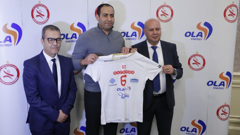 Mourad Mestiri, Président de la Fédération Tunisienne de Handball et  Chokri Dridi, Directeur Commercial et Marketing d’OLA Energy Tunisie avec Makram Missaoui