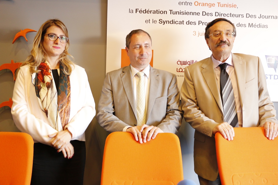 Le Directeur d'Orange Tunisie, Didier Charvet,avec Amel Mzabi et Taïeb Zahar