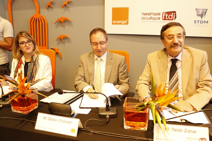 Le Directeur d'Orange Tunisie, Didier Charvet,avec Amel Mzabi et Taïeb Zahar