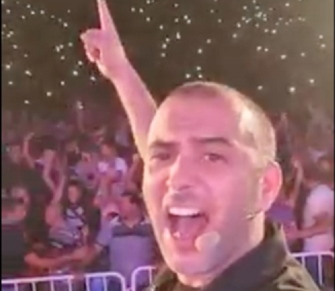 L'irruption de la police au cours du spectacle de Lotfi Abdelli, commentée par des medias français