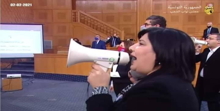Abir Moussi devant la brigade centrale de la Garde d’El Aouina