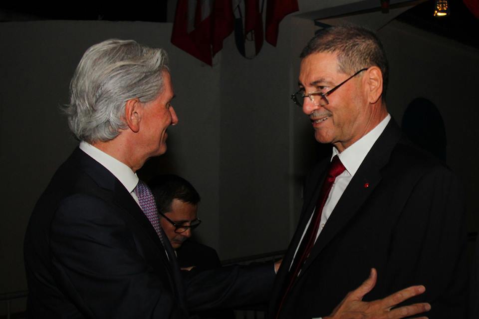 L'ambassadeur François Gouyette saluant Habib Essid