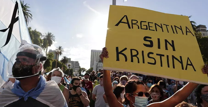 Argentine : Des milliers de manifestants dans les rues contre les "vaccinations VIP"