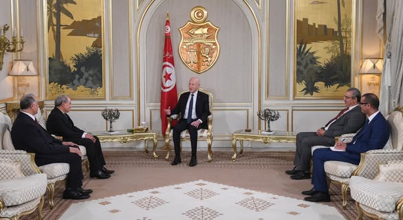 Kaïs Saïed reçoit les représentants de l’Union des avocats arabes au Palais de Carthage