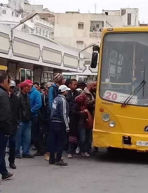 Les effets pervers du couvre-feu : les Tunisiens entassés dans les transports publics
