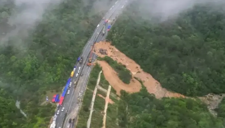 Chine: Trente-six morts après l'effondrement d'une route