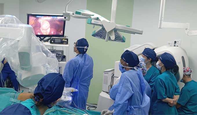Chirurgie robotique : la Tunisie réalise sa première opération avec succès à l’hôpital Charles-Nicolle