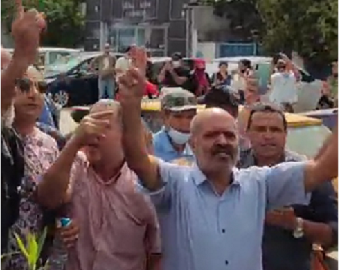 Des manifestants crient "Dégage" aux députés et réclament la dissolution de l'ARP