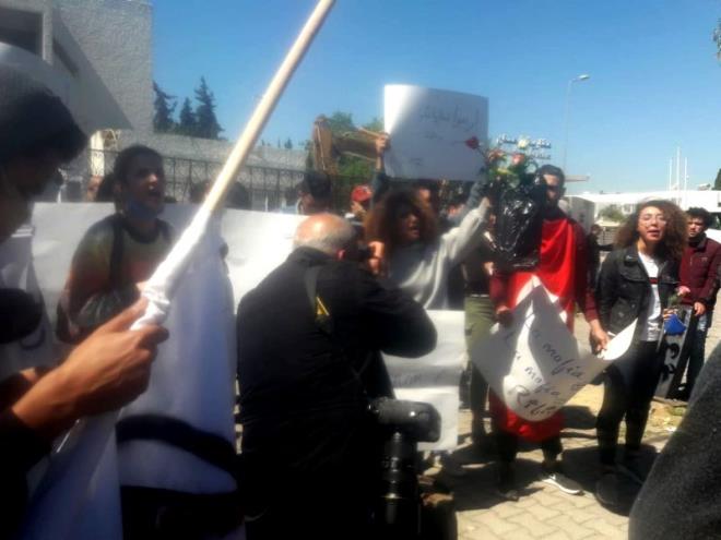 Affaire déchets italiens : Sit-in des activistes de Sousse devant l’ambassade d’Italie