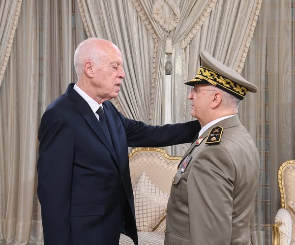 Cérémonie de remise de grades à deux hauts cadres de l'Armée tunisienne
