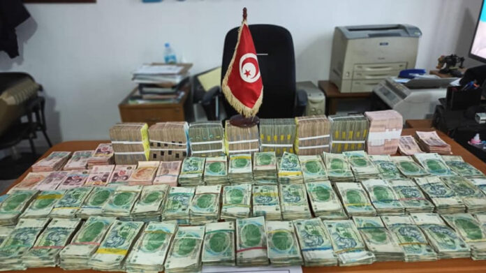 Contrebande : La douane saisit une grosse somme d’argent et 773 chèques d’un montant de 5,5 MD