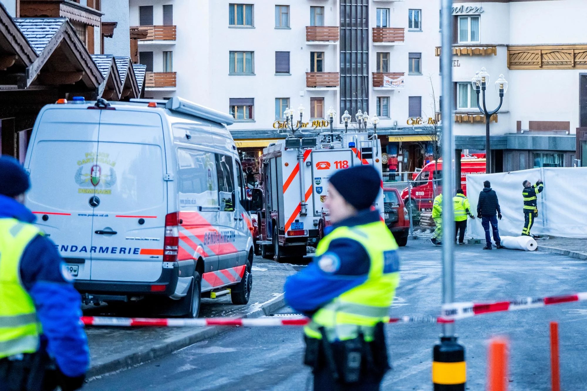 Suisse: une explosion à la station de ski de Crans-Montana fait plusieurs morts et une centaine de blessés