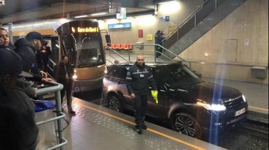 Ivre, il conduit sa voiture sur les rails du métro (vidéo)