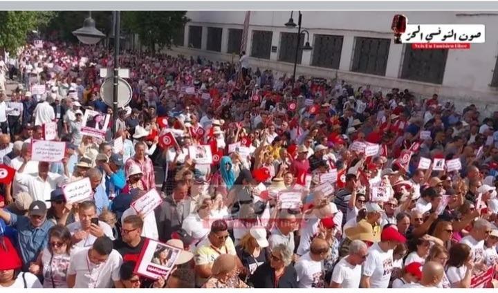Des milliers de partisans d’Abir Moussi dans la rue pour réclamer sa libération