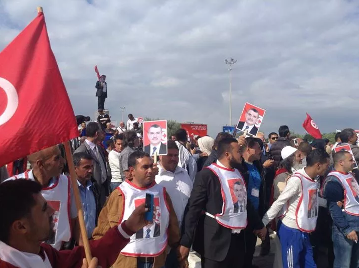 Des dizaines de sympathisants pour accueillir Hachmi Hamdi