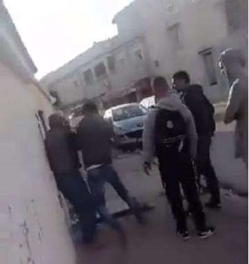 Honteux : Une femme agresse un vieillard au vu et au su des policiers (Vidéo)