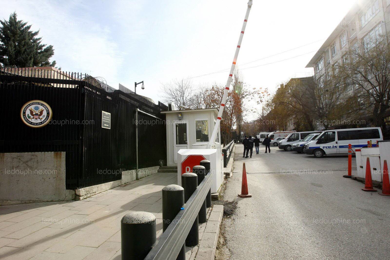 Coups de feu contre l’ambassade américaine à Ankara dans un contexte de fortes tensions entre les Etats-Unis et la Turquie.
