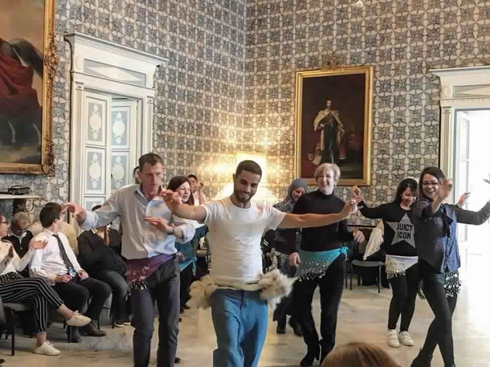 Photo du jour : l’ambassadrice de Grande Bretagne initiée à la danse populaire