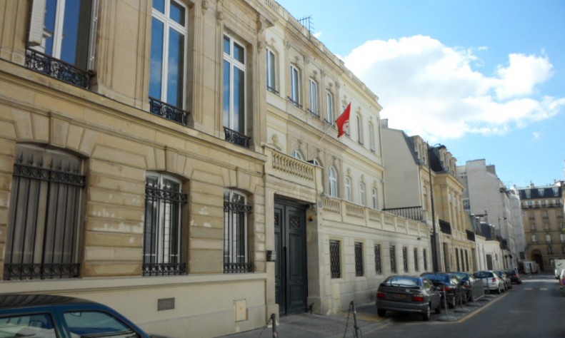 Rassemblement devant l'ambassade de Tunisie à Paris contre le projet de réconciliation nationale