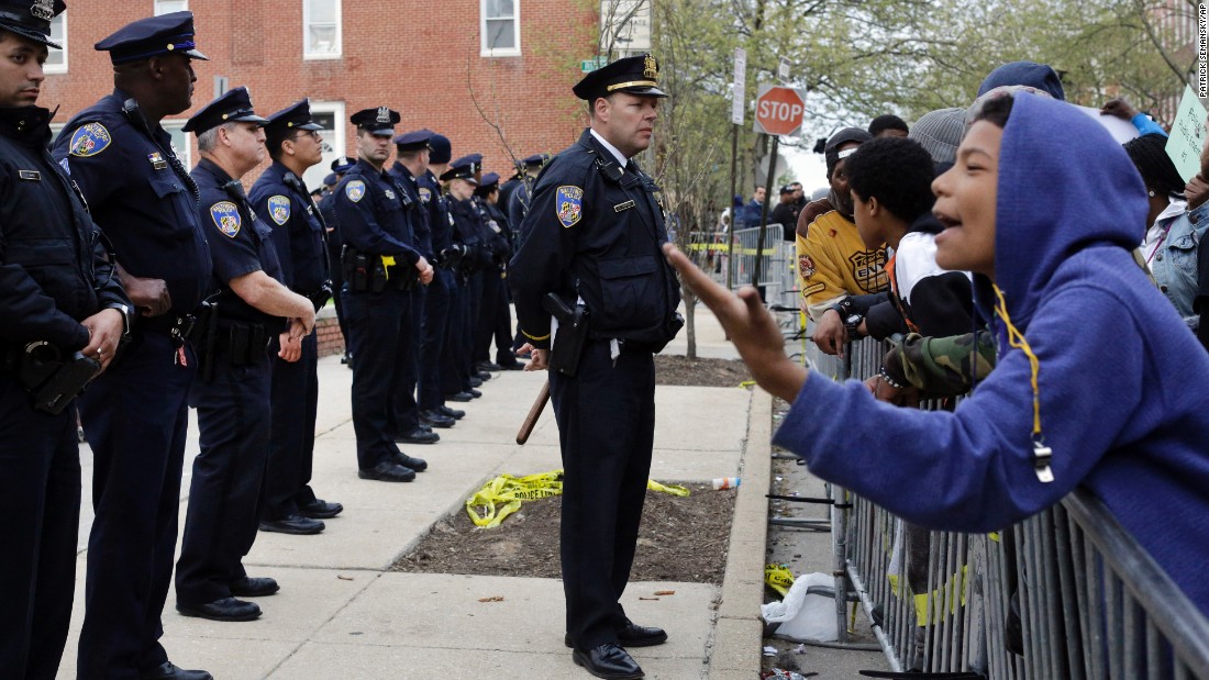 Etats Unis racisme : 6 policiers poursuivis pour le meurtre d’un jeune noir