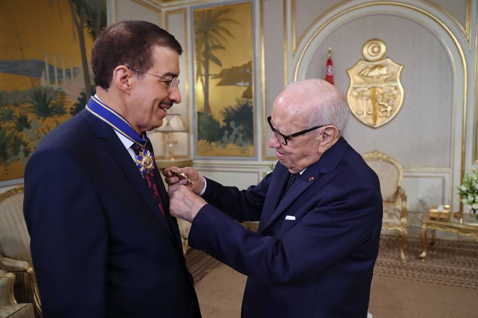 Le président Caïd Essebsi décore le président du groupe de la Banque islamique de développement