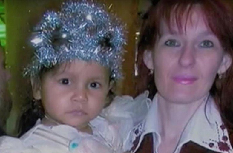Elle abandonne sa fille avec une hanche fracturée et revient 10 ans après car la petite est devenue célèbre