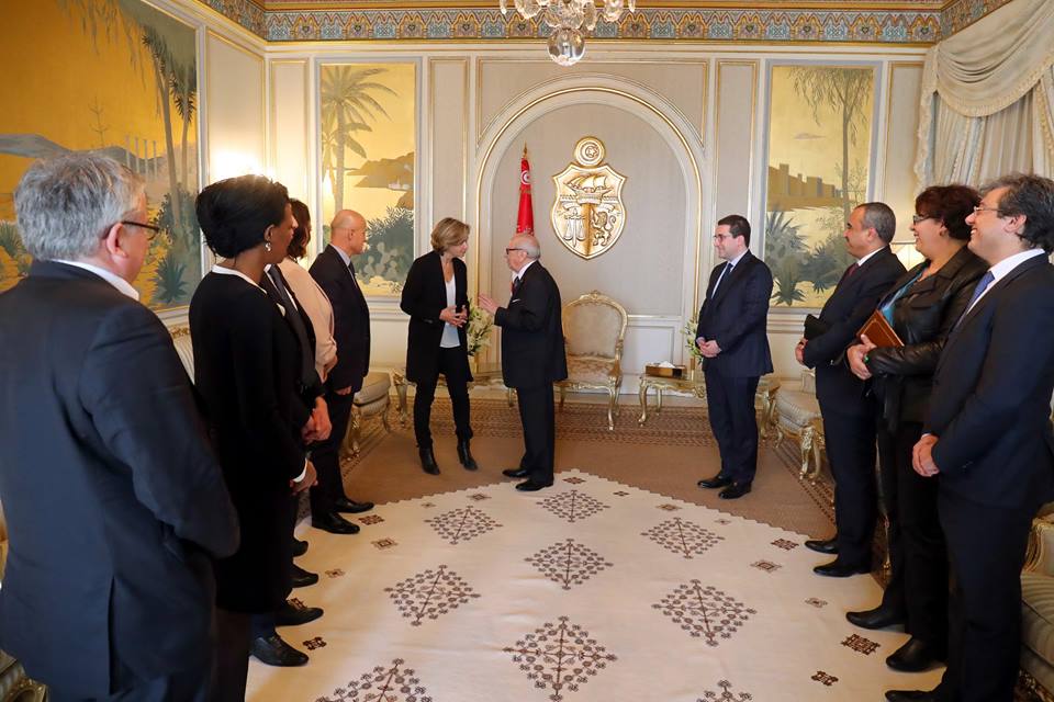 Caïd Essebsi reçoit les lettres de créance de cinq nouveaux ambassadeurs accrédités à Tunis