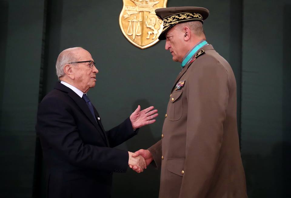 Evénements de Ben Guerdane : Caïd Essebsi décore