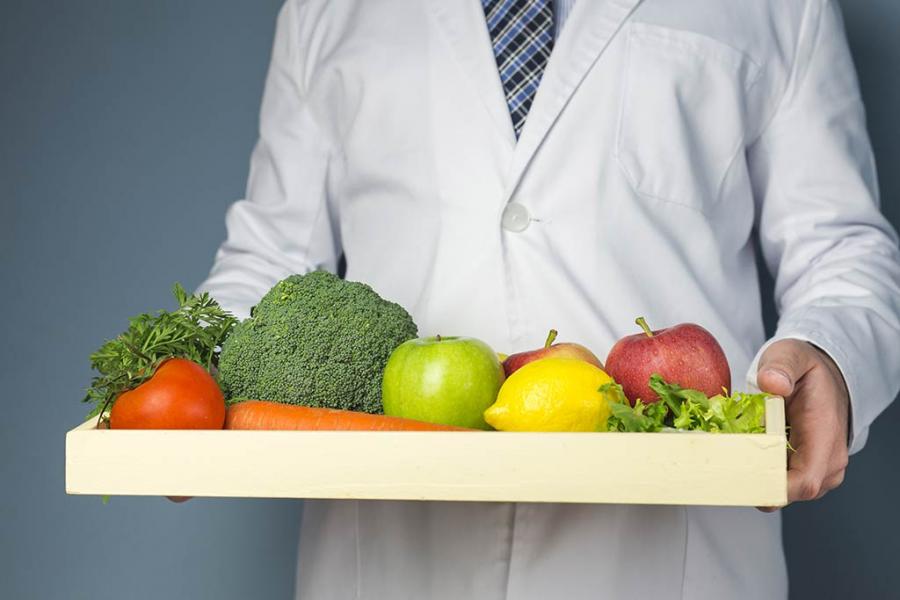 Une médecin gériatre souligne l’importance d’une alimentation saine et équilibrée chez les séniors