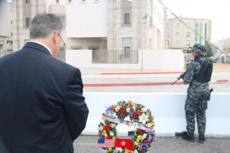 L’Ambassadeur américain dépose une gerbe de fleurs en hommage à Taoufik Missaoui