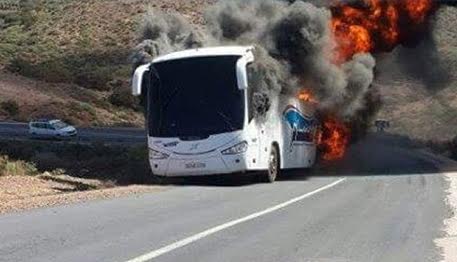 Un bus touristique avec 44 Tunisiens à bord prend feu en Algérie