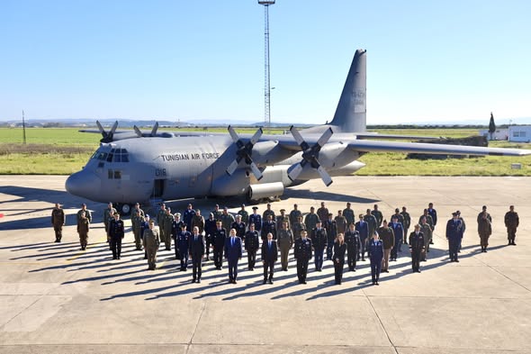  L’armée de l’air réceptionne un avion de transport militaire de type C-130 