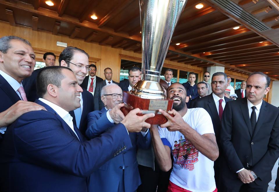 Le chef de L'Etat remet la coupe au CA