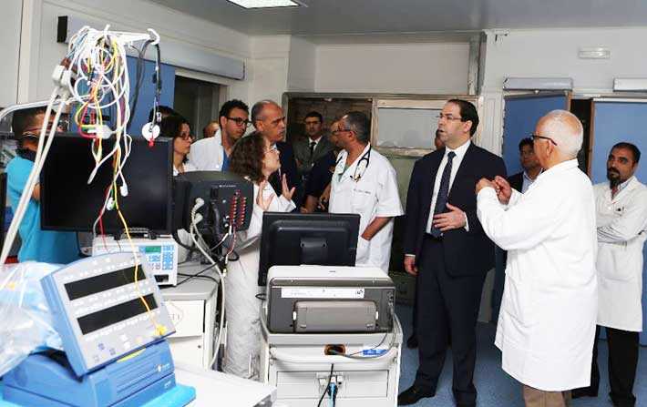 Chahed effectue une visite surprise à l’hôpital de l’Ariana