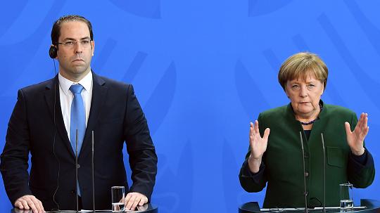 Camps de réfugiés : Chahed oppose une fin de non recevoir à Merckel