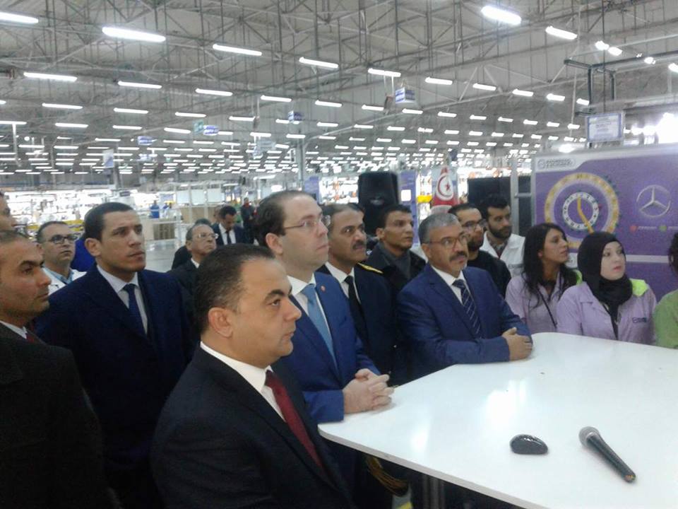 Chahed effectue une visite inopinée dans un site de production de véhicules à Beja