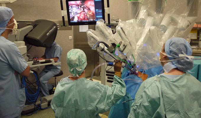 Un robot chirurgical à l’institut Salah Azaiez : une avancée majeure dans le secteur médical