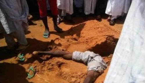 Il meurt en voulant voler le crâne d'un cadavre au cimetière